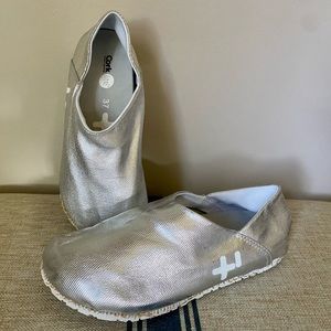 OTZ Shoes CORKlite® Silver Size 37/6.5 Removable Footbed Canvas Comfort